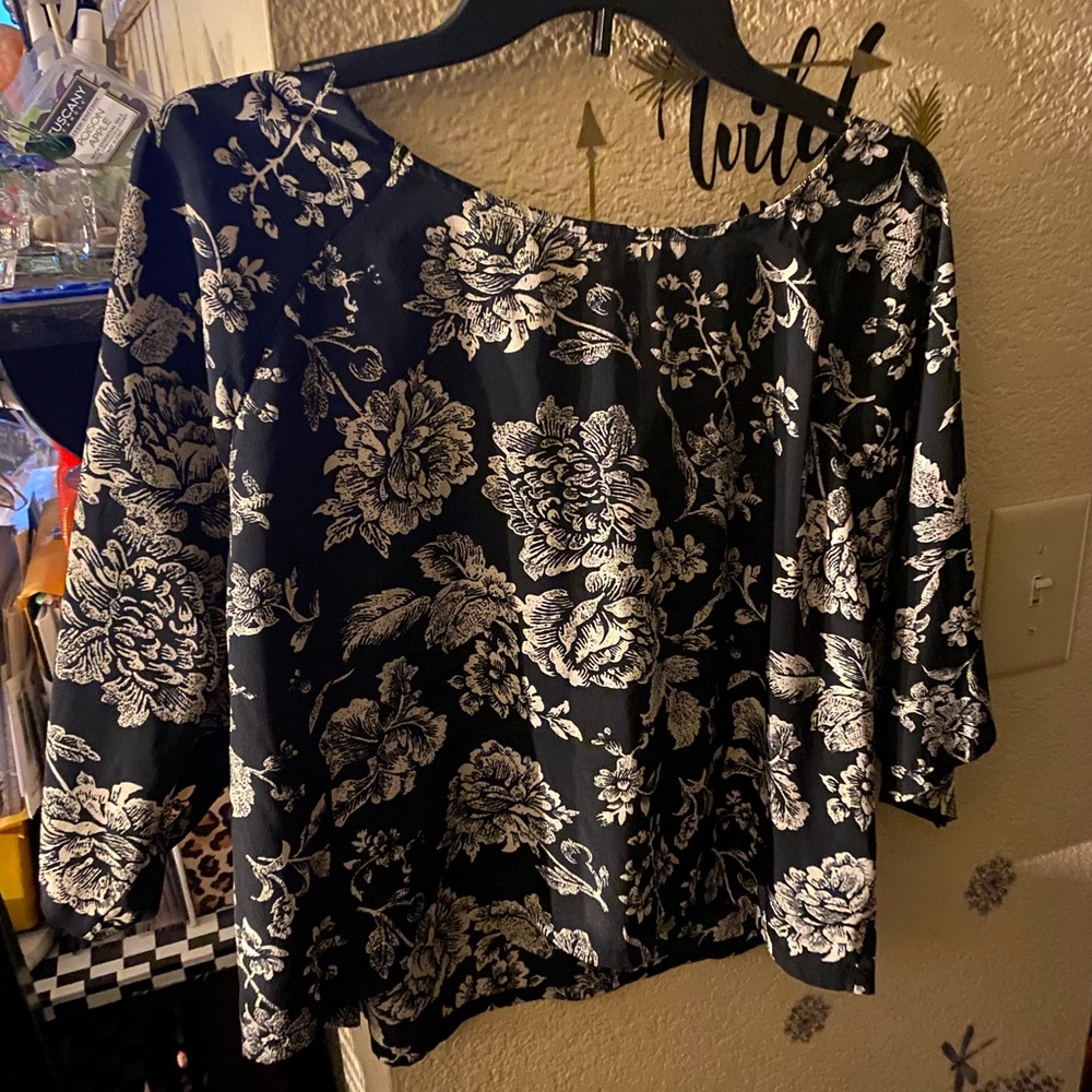 Very comfortable flowing top! Cute with some high waisted shorts or pants!!